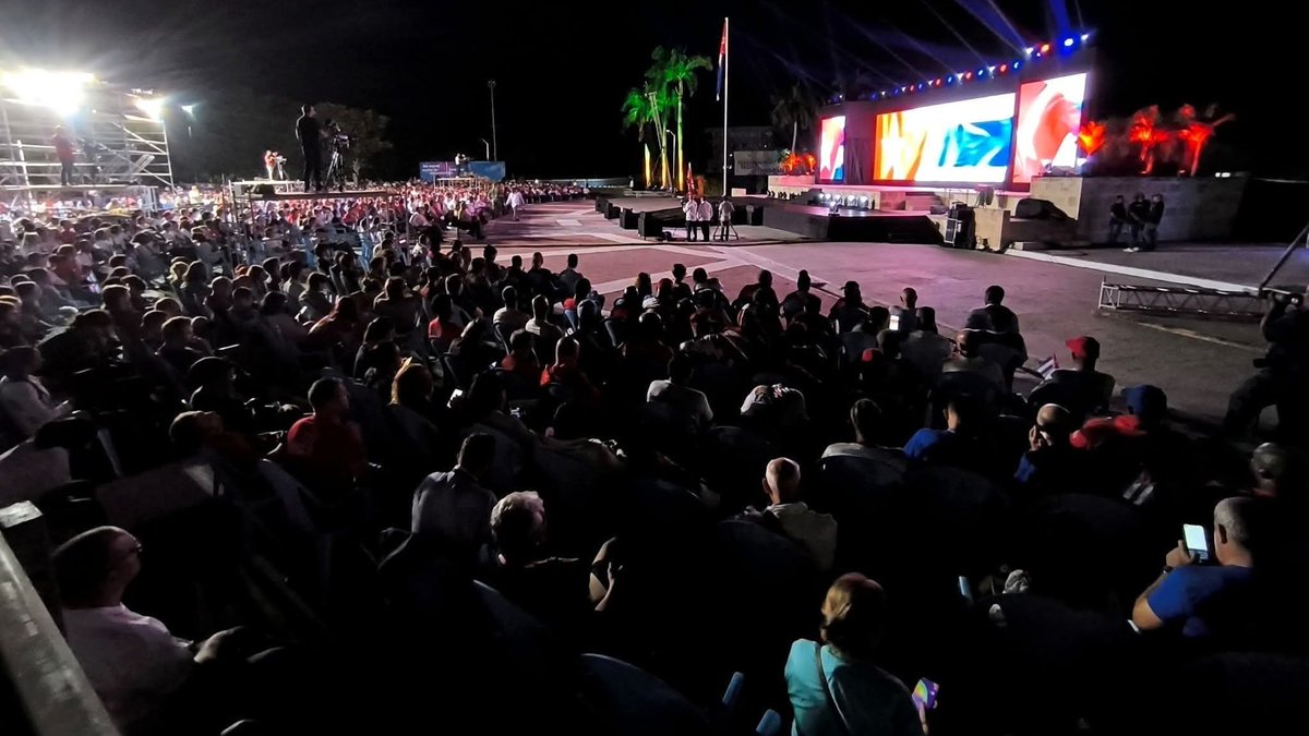 MMarreroCruz's tweet image. Aquí no hay cabida para el derrotismo. Sepan, quienes se empeñan en destruir la Revolución, que #Cuba no se rinde, no claudica, no se pone de rodillas frente a nadie. Nuestra dignidad nacional no es negociable y la defenderemos al precio que sea necesario.

#LaLuchaNoHaCesado