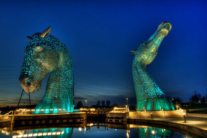 Conocé las esculturas ecuestres más grandes del mundo. 🐴 

Miden 30 metros de altura y están inspiradas en unas criaturas acuáticas de la mitología escocesa que tendrían la fuerza equivalente a 100 caballos. 🤯

Las podés visitar gratis en el Helix Park de Falkirk, Escocia 🏴󠁧󠁢󠁳󠁣󠁴󠁿.