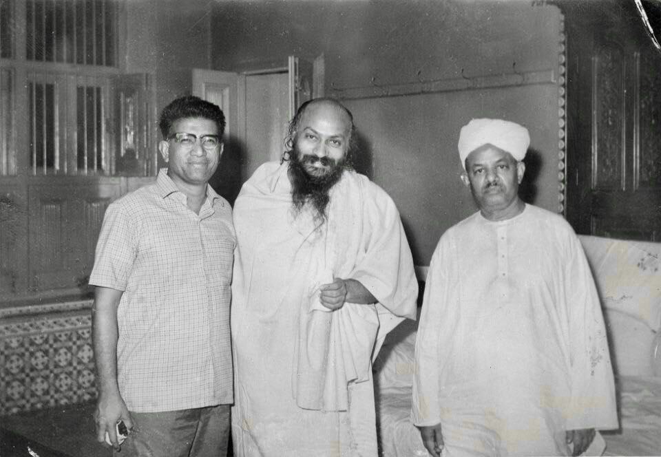 OshoDharma's tweet image. अहंकार बड़ी से बड़ी शराब है और जितना ज्यादा अहंकार बढ़ता जाता है, उतना ही ऐसा मालूम पड़ता है कि तुम्हारी विजय का कोई अन्त नहीं है।
इस अहंकार ने बहुत से उपाय खोजे हैं--कैसे परमात्मा को पाना।
लेकिन ध्यान रहे, जिसने उपाय किया, वह भटका और भूला।

🌼 सहज समाधि भली
#OSHO 🪷