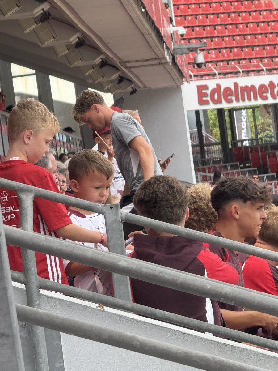 BILD_FCN's tweet image. Und da ist Robin Hack - heute in zivil - angeblich verletzt #fcn