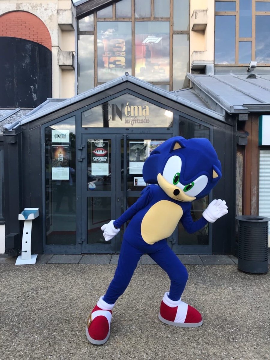 MA_Jamet's tweet image. La mascotte Sonic a fait un malheur @valdereuil_info pour la projection du film @valdereuil_info. N’est ce pas @nabilvdr ?