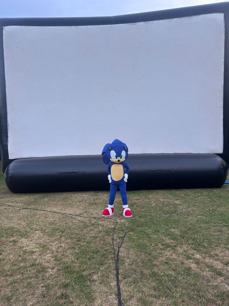 MA_Jamet's tweet image. La mascotte Sonic a fait un malheur @valdereuil_info pour la projection du film @valdereuil_info. N’est ce pas @nabilvdr ?