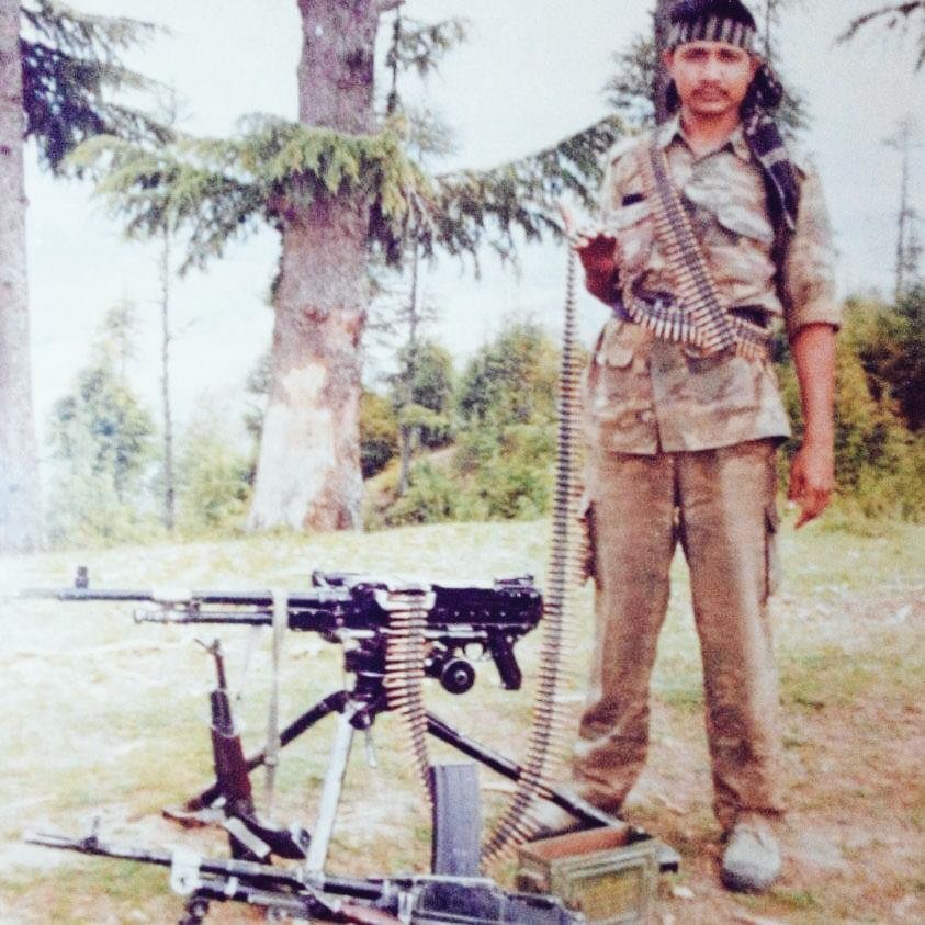 JATs_Land's tweet image. #KargilWar में 17 JAT से जोधपुर के खेड़ी चारणान के कालूराम जाखड़ 🇮🇳 देश के लिए शहीद
लक्ष्य था पहाड़ी पर बने दुश्मनों के बंकरों को नष्ट करना
जाखड़ के पास मोर्टार का जिम्मा था, उन्होंने पिंप्पल पहाड़ी पर 2 बंकर नष्ट करे और कई पाक सैनिकों को मार गिराया
#JAT 🔱 #जाट #KargilVijayDiwas