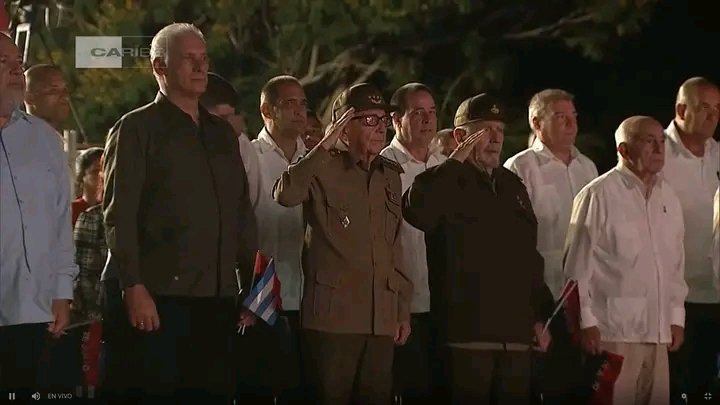 AnabelRamrezLp2's tweet photo. Junto a más de diez mil avileños, el General de Ejército Raúl Castro Ruz, líder de la Revolución, y el Presidente Miguel Díaz-Canel Bermúdez, presiden el acto de celebración de 72 aniversario de los asaltos a los cuarteles Moncada y Carlos Manuel de Céspedes. #LaLuchaNoHaCesado https://t.co/sXRZMEIlnc