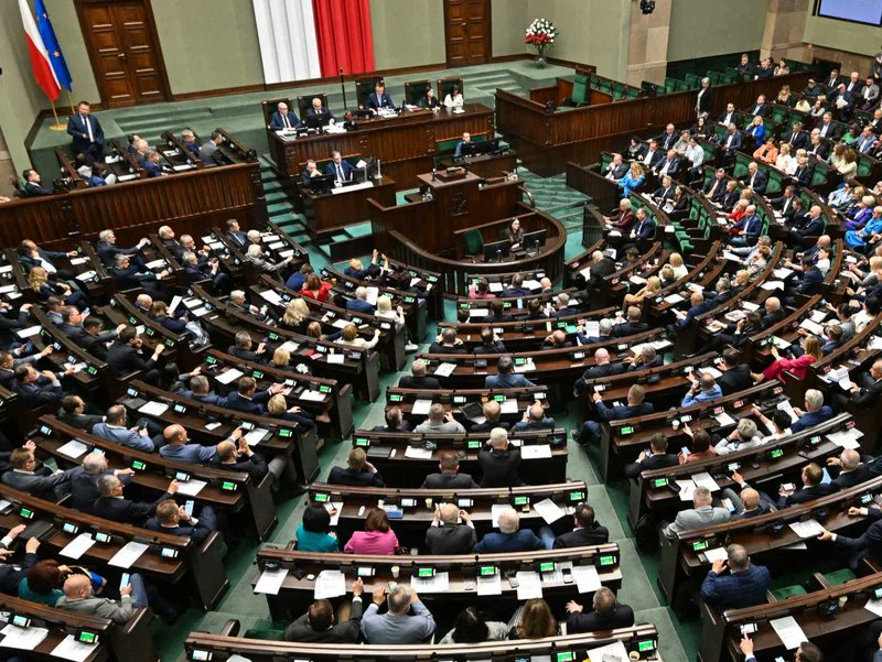 Darekbrzoza's tweet image. Gdyby wybory parlamentarne odbyły się w najbliższą niedzielę, zwyciężyłoby Prawo i Sprawiedliwość. Co z partiami obecnej koalicji rządzącej?
Zgodnie z sondażem pracowni Ipsos dla TVP Info, oddanie głosu na Prawo i Sprawiedliwość zadeklarowało 28 proc. badanych. Koalicja…