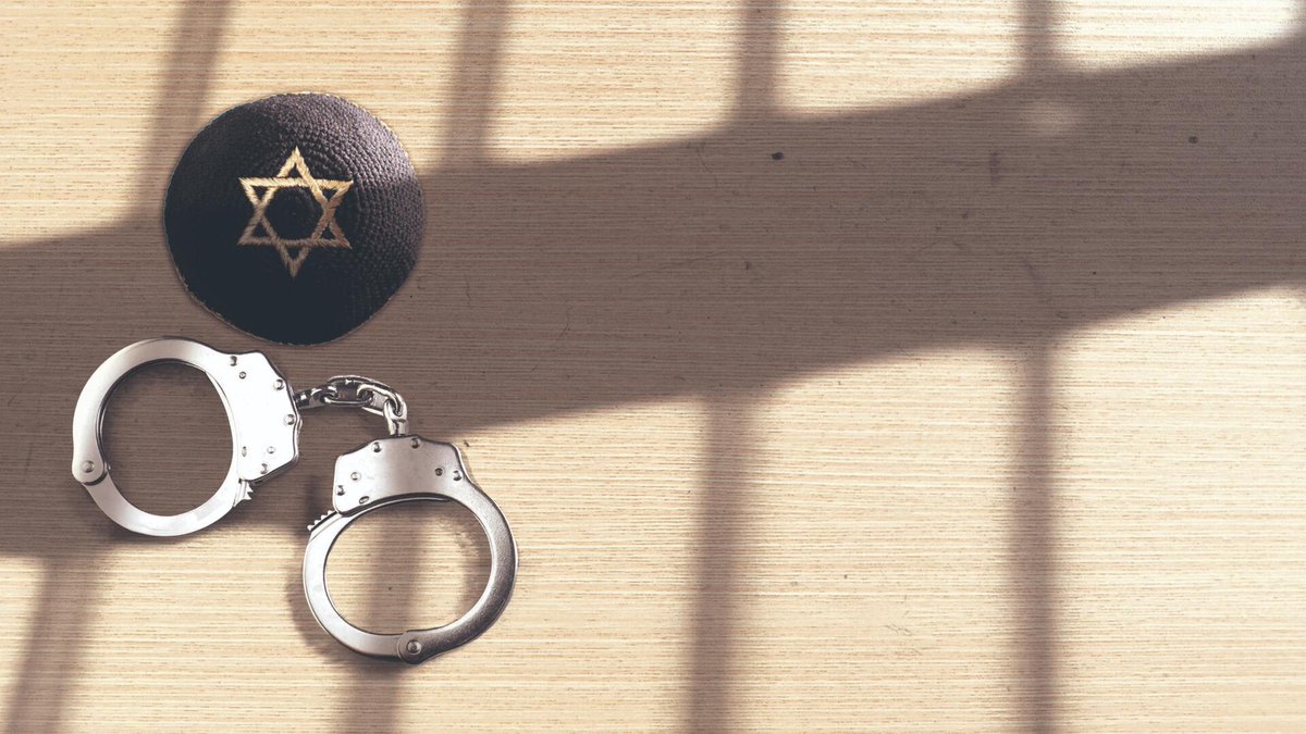 YediotAhronot's tweet image. ברוכים הבאים לאגפים התורניים בכלא. כאן יהיה לכם בדרך כלל הרבה פחות צפוף, המשמעת פחות נוקשה, האוכל משופר, המזרנים בלי ה"פקפקים" העוקצניים, אפשר להישאר שעות על אזרחי, המון רבנים ואורחים מגיעים מבחוץ לבקר, ואם אחרי כל אלה עוד יהיו לכם תלונות - בלשכה של הנציב יעקובי בהחלט יהיה מי…