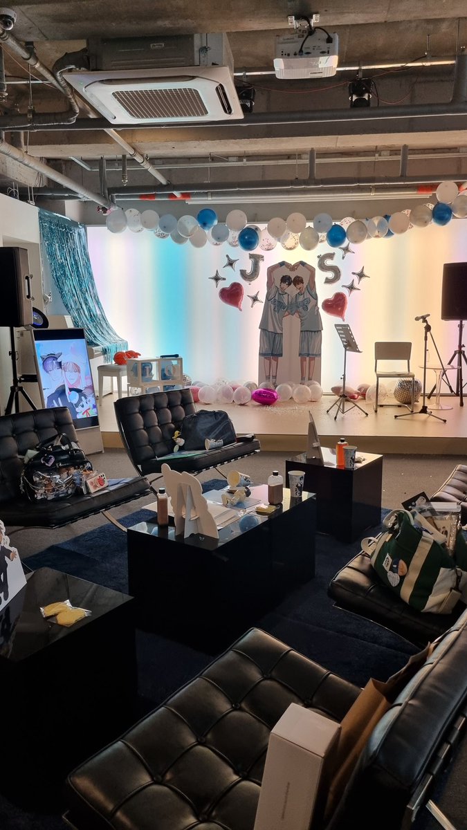 와아ㅜㅠ  너무너무 즐거웠어요
주최님들이 심혈을 기울여서 준비하신게 느껴져서 감탄만 계속 했어요
준상이 벌써 2집을 냈는데 왜 나는 못사는데!!! 상태로 귀가하는중🥹🥹🥹

#LOV3_S1GNAL_STAG6 
#올_더위를_날릴_청량감_316프로
#지상에서_빛나는_이곳이_파랗게_물들_때까지