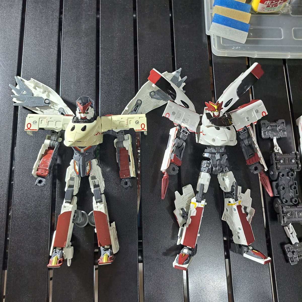 wingsyo345's tweet image. 對這系列不熟，突然分享下關於新舊燕子號的簡短心得：
1.初代身形呆板，可動較低，二代在比例及可動範圍都有長進。
2.初代變形邏輯簡單清晰，沒有剩餘件，二代拆裝重組的部位有點多，算是退化
3.頭雕各有各的帥，也互有優缺點，用料和手感都一樣紮實
