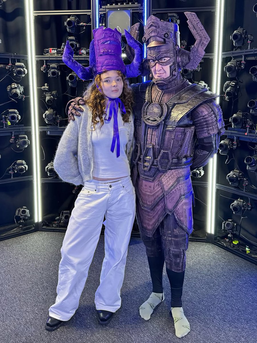 TavernaMarvel's tweet image. Ralph Ineson com o traje do Galactus nos bastidores de 'QUARTETO FANTÁSTICO: PRIMEIROS PASSOS'.