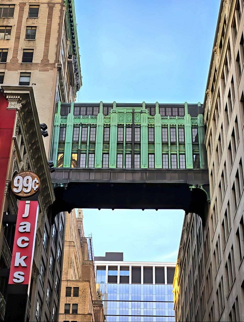 ferraribsas's tweet image. AIgo que nos faItó en Buenos Aires o se perdió [ no lo sé ] fueron los Skybridges como tiene Manhattan.
En general son estructuras de Hierro y Aluminio para no pesar tanto y facilitaban el paso entre 2 edificios de una misma empresa.
Aquí hubo muchos edificios así pero no los…