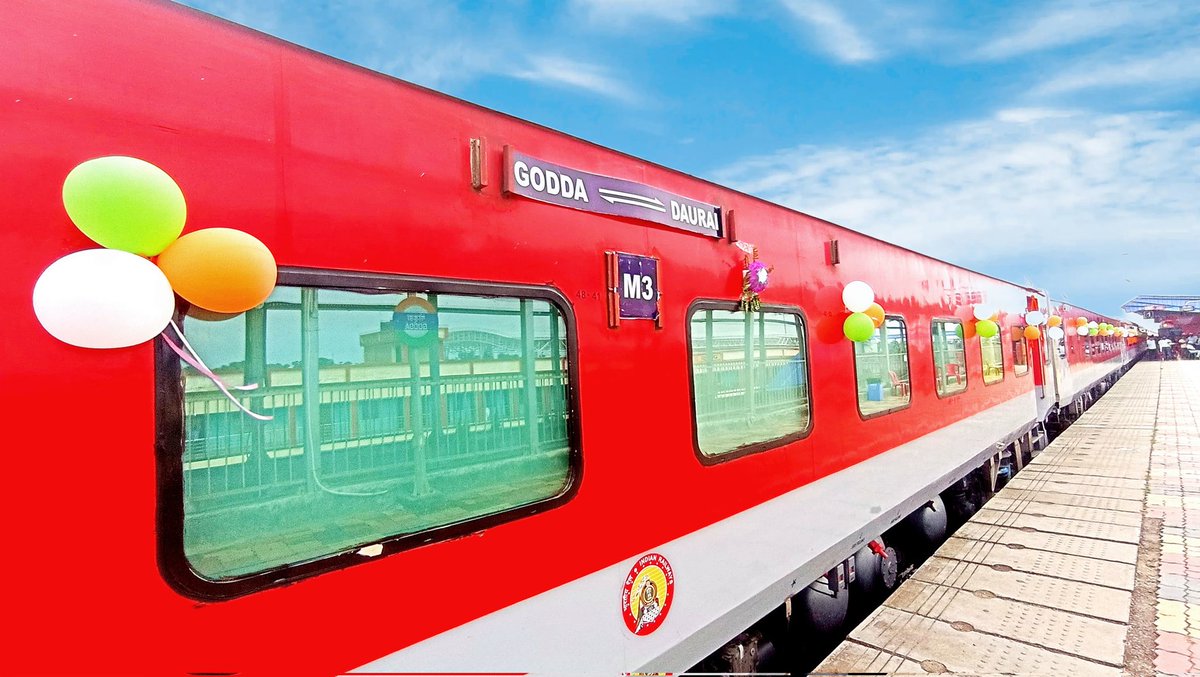 The inaugural run of Godda-Daurai (Ajmer) Express flagged off at Godda station by Shri Nishikant Dubey Hon'ble Member of Parliament, in presence of DRM/Malda and other dignitaries.
#ConnectingGodda