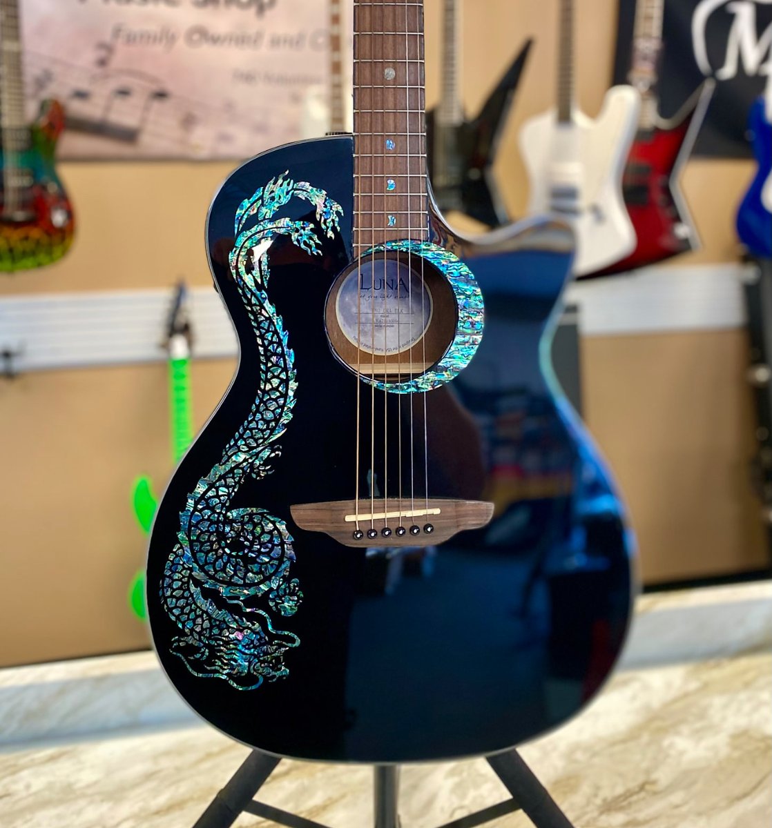 RoyRogers_HTMS's tweet image. What brand of acoustic guitar is this dark beauty ? 🎸 for those that know , have you owned one and what do you think about them ?
Answer in 24 hours ⏰