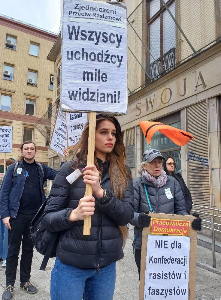 Ciekawe czy po spotkaniu z inżynierem ze śrubokrętem albo nożem, julka nadal będzie nosić takie transparenty.