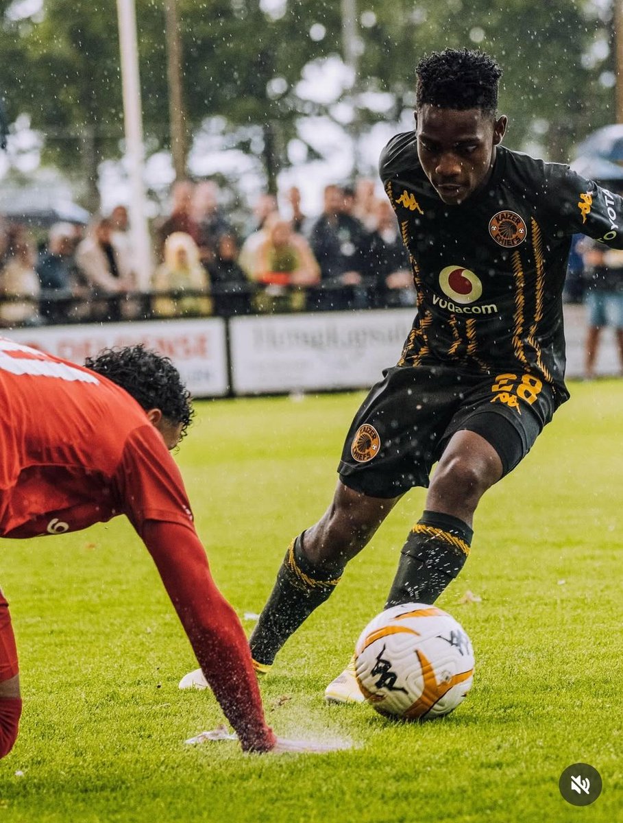 HighPressZA's tweet image. 𝙋𝙍𝙀-𝙎𝙀𝘼𝙎𝙊𝙉 ⚽️
🇿🇦 Kaizer Chiefs 🆚️ 🇬🇭 Asante Kotoko
Starting XI: Petersen, McCarthy, Miguel ©, Shinga, Monyane, Mthethwa, Cele, Lilepo, Ngcobo, Vilakazi, Da Silva
🏟 Moses Mabhida Stadium
📺 SABC 1 & SS 202