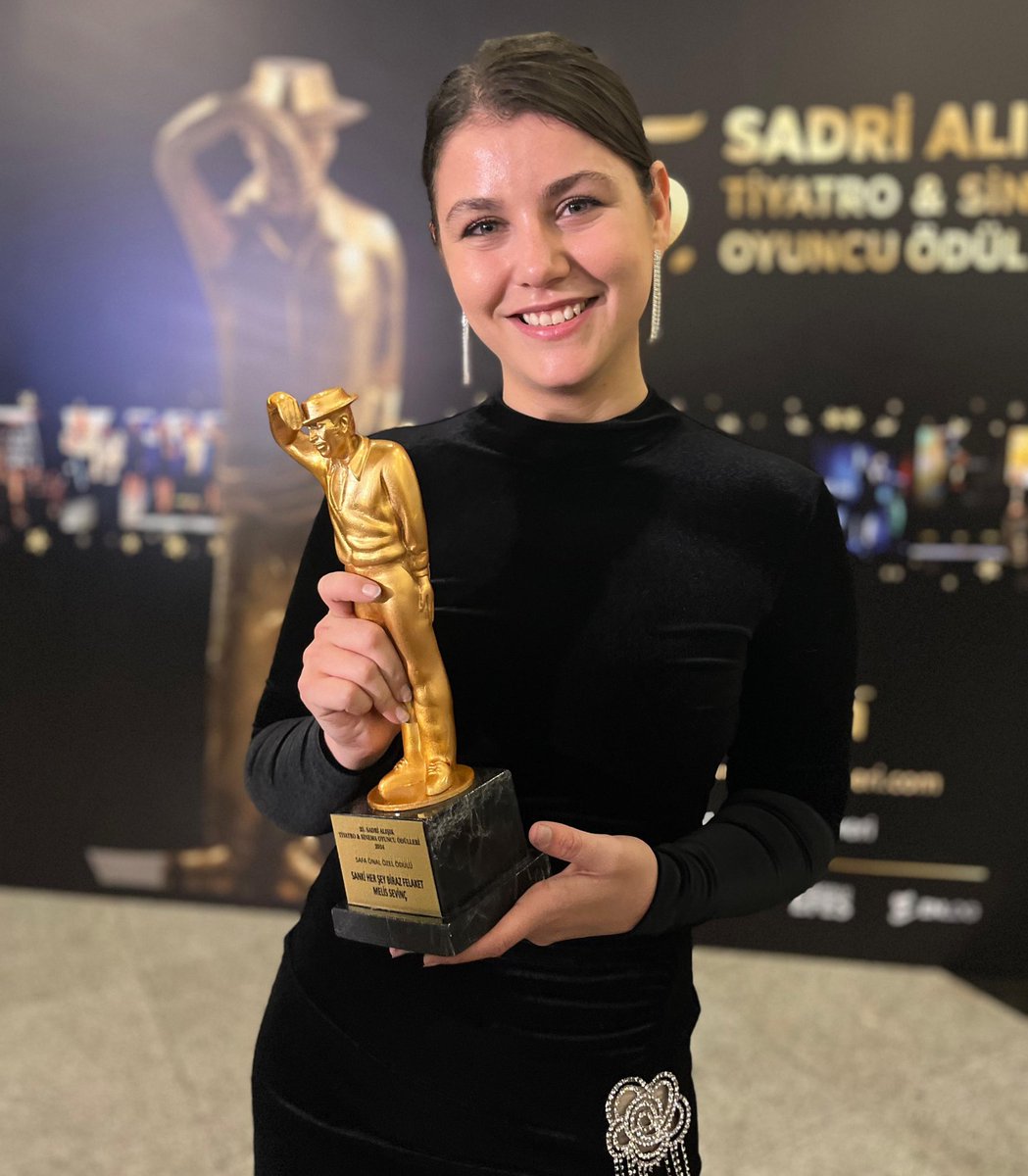 Daha prime timeda başrole geçmeden önce çekilen film ile festivallerde tonla ödül topladılar. Sadri Alışık Safa Önal Özel Ödülünü de aldı daha ilk filminde. Ama yine de Afife içimde kalır. Umarım onu da alır. Gerçekten çok değerli ödüller bunlar, hele ki günümüzde. Tiyatro