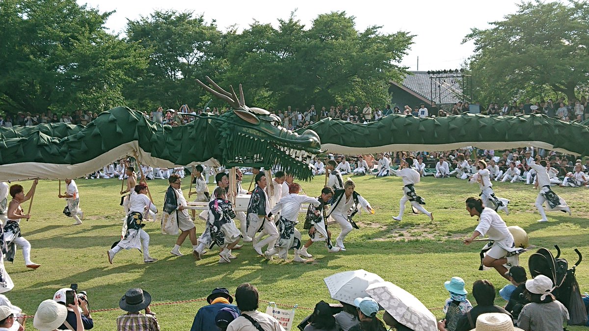 TeamSugioHideya's tweet image. 御代田(みよた)龍神祭りのハイライトは、日本で一番長い龍、全長45mの『甲賀三郎』と、全長30m『舞姫』がメイン会場の龍神の杜公園で繰り広げる龍神の舞。目が光り、口から火を噴きながら踊る様は一見の価値十分ありです。我々来賓も龍を担ぎましたが相当重く、これで走り回るのは重労働。