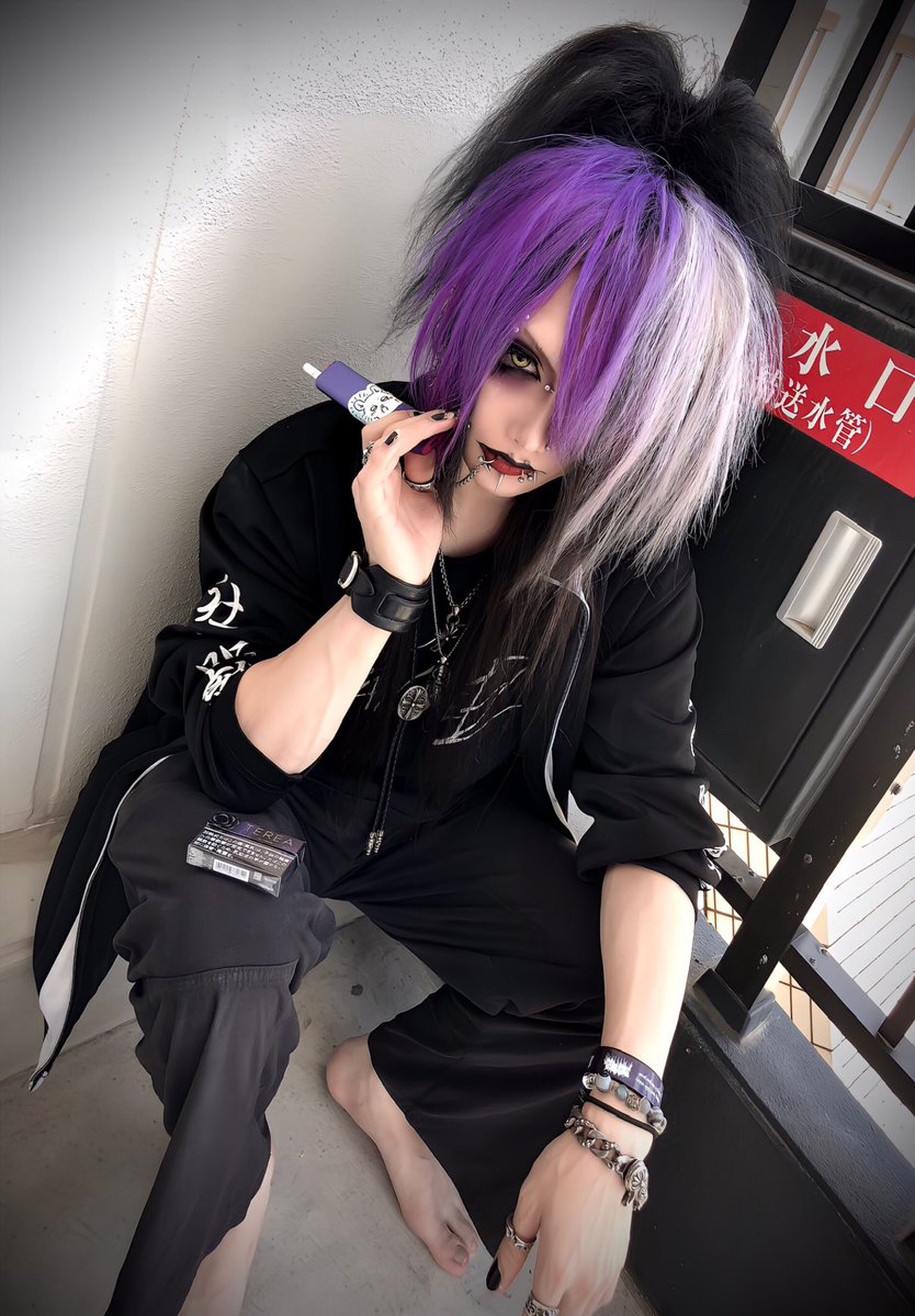Suica_DAMNED's tweet image. 福岡天神Graf

お前等全員俺の足裏舐めたいんだろ？

明日のワンマン来たら舐めさてやるよ全員

1人一舐めな