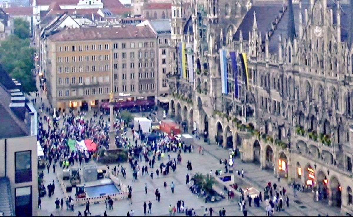 در دو تصویر مونیخ و‌ برلین میزان محبوبیت و مشروعیت ، پایگاه و اعتماد اجتماعی دو شخص حامد اسماعیلیون و رضا پهلوی کاملا مشخص و‌ مشهود است ، اولی البته خودش رو فقط یک دادخواه و دومی متوهمی که داعیه رهبری یک ملت و یک کشور ۸۵ میلیون در سر دارد معرفی می‌کنند .
#فرقه_پهلوی