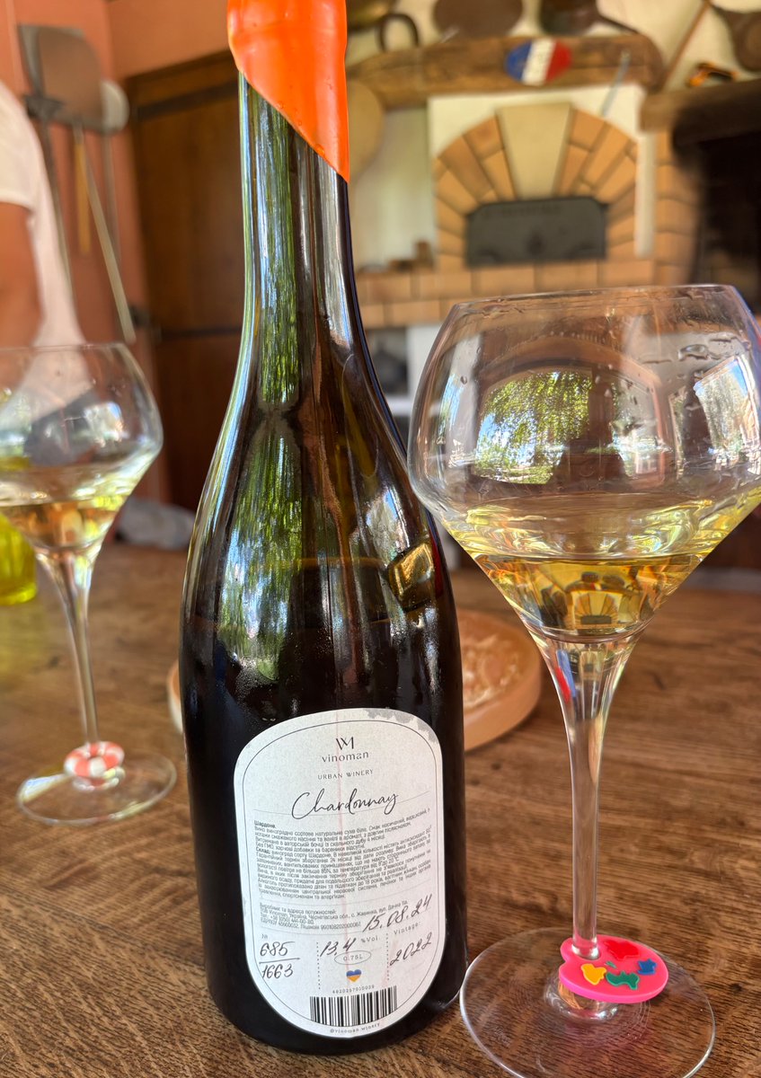 Ukrainsk chardonnay importerad av två ukrainskor som jobbar/lever/verkar/stundtals sover i skyddsrum i Kiev. Nåt att tänka på.