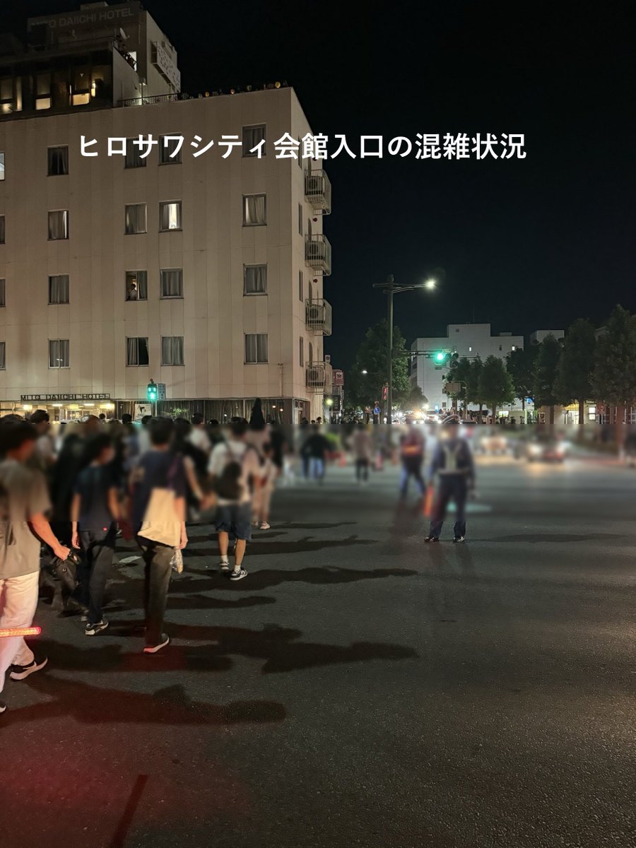 ibarakipolice's tweet image. 【水戸偕楽園花火大会】
　千波湖東側及び水戸駅改札付近の混雑状況です。　現在、千波湖周辺が帰宅者で大変混雑しています。　車の通行も多くなっています。係員や警察官等の誘導に従って通行してください。また、暗い場所もありますので、足下にお気をつけてお帰り下さい。
＃花火大会　＃水戸駅