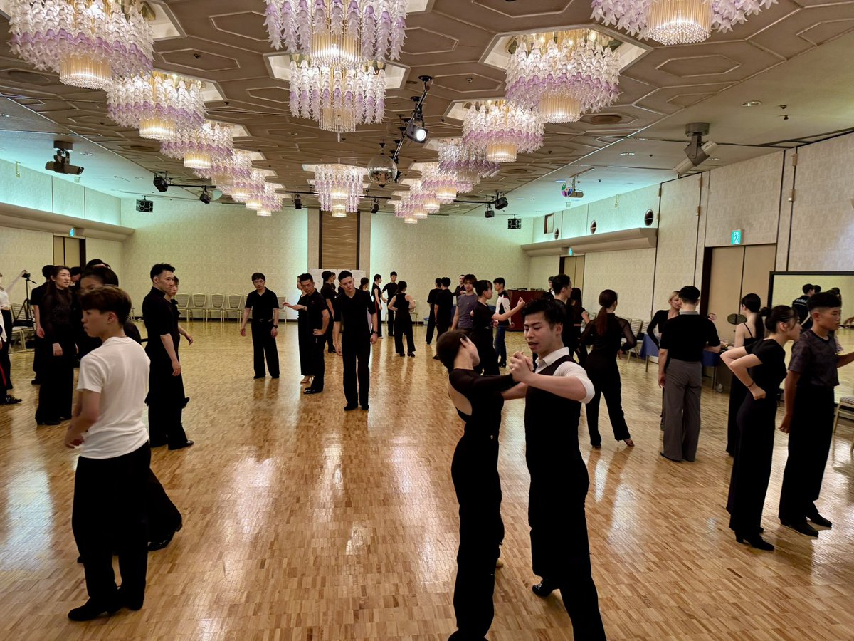 JdsfPr's tweet image. 選手同士によるスキルシェア。選手達は6つのグループに分かれ、トップ選手達からの40分のミニレクチャーを2回受けます☺️#JDSF #強化合宿