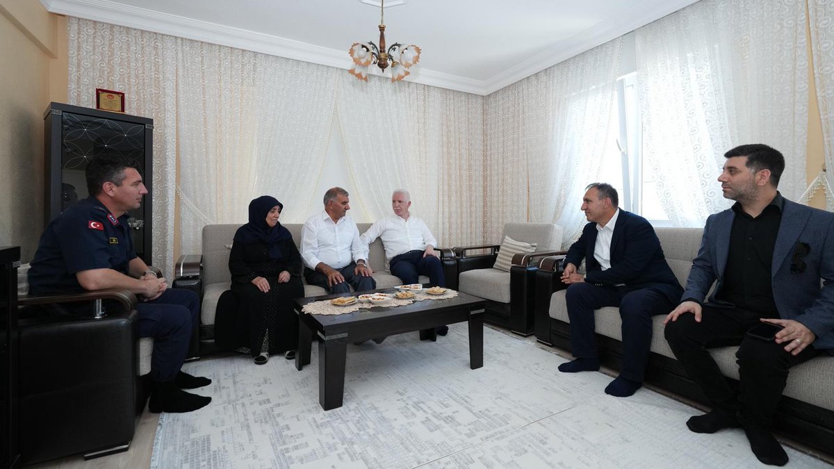 TC_istanbul's tweet image. Valimiz Davut Gül, Büyükçekmece ilçesinde &quot;Ailemiz İstanbul&quot; projesi kapsamında; Kıbrıs Gazisi İsrafil Ercan&apos;ın hanesine misafir oldu.

@gul_davut 

#Ailemizİstanbul❤️