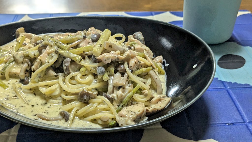 wonclo's tweet image. アスパラとシメジのクリームパスタ(・♀・)
