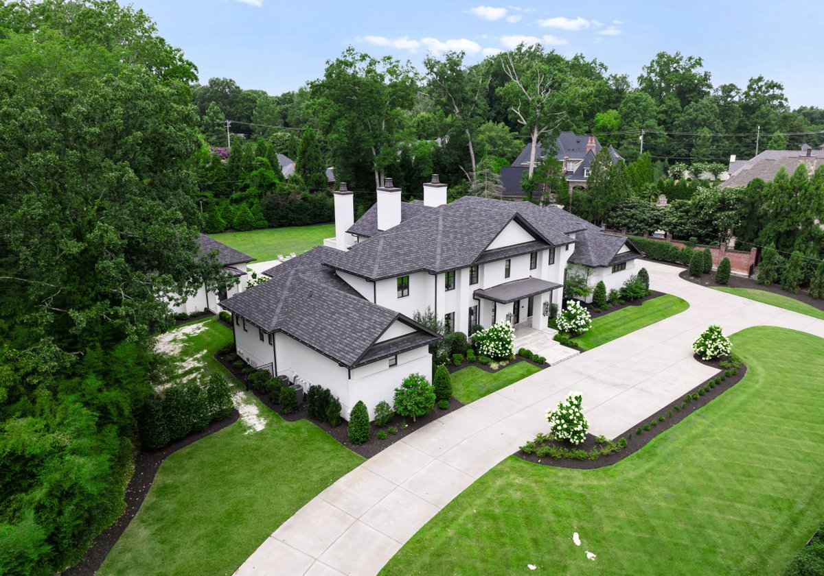 WBTV_News's tweet image. Former Panthers star selling $10.7M Charlotte mansion 😍🏡
Details here: bitl.to/4sl2?utm_sourc… | (📸: SkyCam Digital)