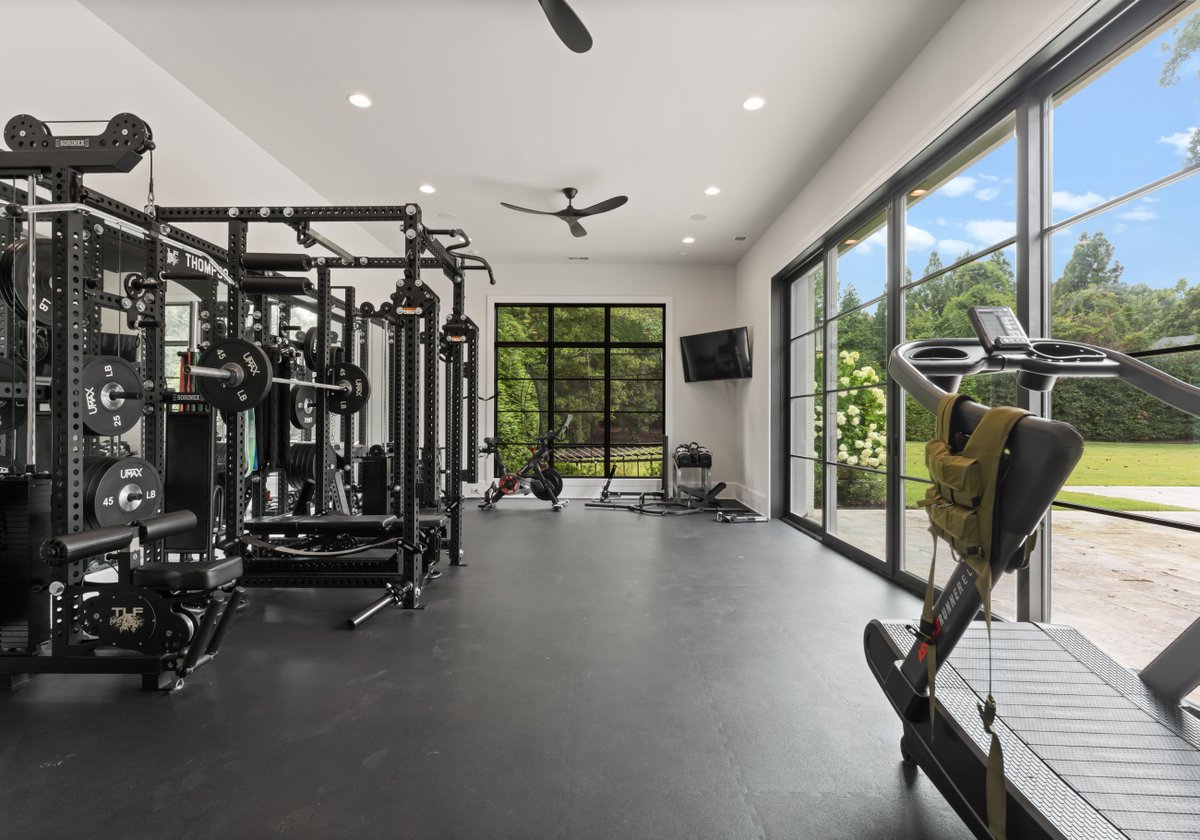 WBTV_News's tweet image. Former Panthers star selling $10.7M Charlotte mansion 😍🏡
Details here: bitl.to/4sl2?utm_sourc… | (📸: SkyCam Digital)