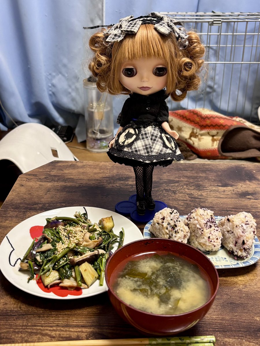 scc666jp's tweet image. 晩御飯は、ゆかりのおにぎりと空芯菜、茄子、きのこ炒めでーす。