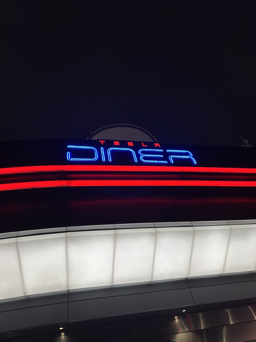 Phoenix_J_'s tweet image. 새벽 5시에도 열심히 일하고 오더가 많은
테슬라 다이너의 모습
24시간 영업의 힘을 보여주는 치즈버거가게🍔