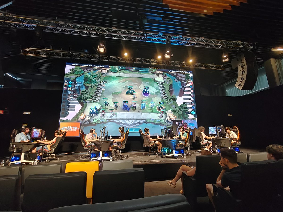 R3Sther's tweet image. Aquí, viendo el invitacional del PBE del Set 15 en @Madverse_es 🤩
🏆 @DalesomHS @xus0o @AKA_Wonder @Snoodyboo @estanishing @Guillosko @OdeszaTFT @art_salamanca