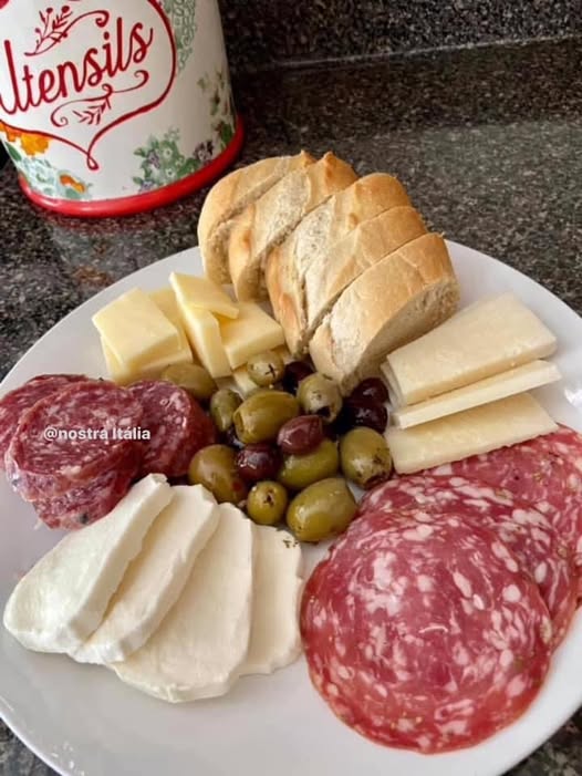 Darekbrzoza's tweet image. Początki przystawek tkwią w bogatej kuchni włoskiej. Ich nazwa – antipasto w pisowni włoskiej lub antipasti w liczbie mnogiej – dosłownie oznacza „przed daniem”. … Ze względu na tę silną tradycję, skład przystawek do dziś jest bardzo podobny do tego, który obserwowano w…