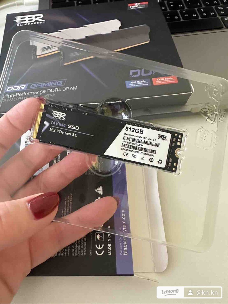 morireview's tweet image. ถ้าเครื่องคุณเริ่มอืด อย่าเพิ่งซื้อใหม่! ลองวิธีนี้ก่อน

💻คือถ้าให้พูดตรงๆ เราเคยคิดว่า RAM กับ SSD จะใช้แบรนด์อะไรก็ได้หมด ขอแค่สเปคตรงก็พอ แต่หลังจากเจอ BBR (BlackBerryRam) ความคิดนั้นเปลี่ยนไปเลย😊
🩶เราเป็นคนทำงานสายซอฟต์แวร์ ใช้คอมค่อนข้างหนัก มีทั้ง VM, compile code,…