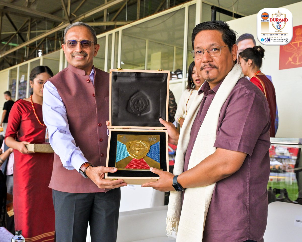 thedurandcup's tweet image. The inaugural ceremony witnessed the exchange of gifts between Lt Gen RC Tiwari, GOC-IN-C, Eastern Command & Patron, DCOC and Shri. Conardk K Sangma, Chief Minister of Meghalaya.
#134thEditionofIndianOilDurandCup #PoweredBySBIandCoalIndia #DurandCup2025 #ManyChampionsOneLegacy…
