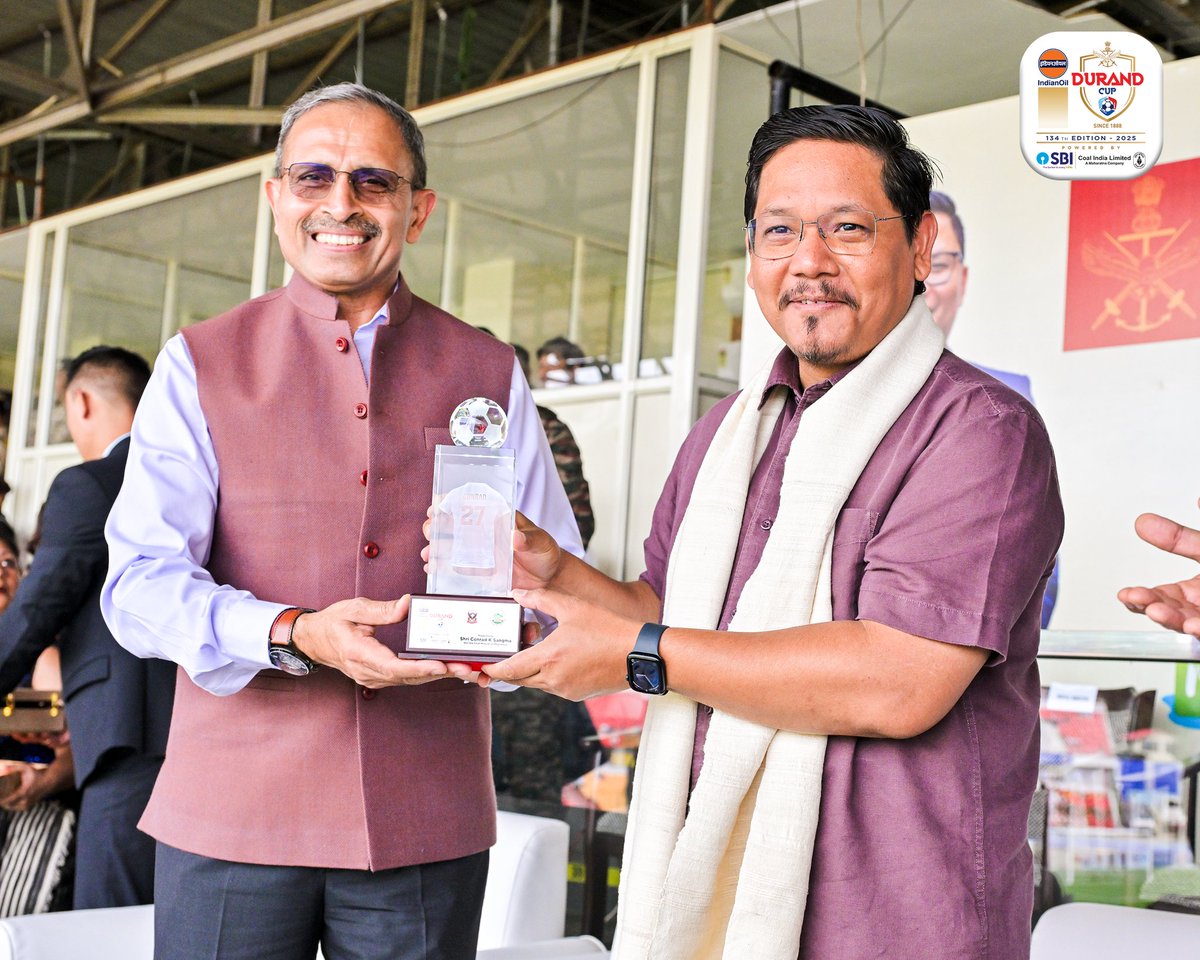 thedurandcup's tweet image. The inaugural ceremony witnessed the exchange of gifts between Lt Gen RC Tiwari, GOC-IN-C, Eastern Command & Patron, DCOC and Shri. Conardk K Sangma, Chief Minister of Meghalaya.
#134thEditionofIndianOilDurandCup #PoweredBySBIandCoalIndia #DurandCup2025 #ManyChampionsOneLegacy…