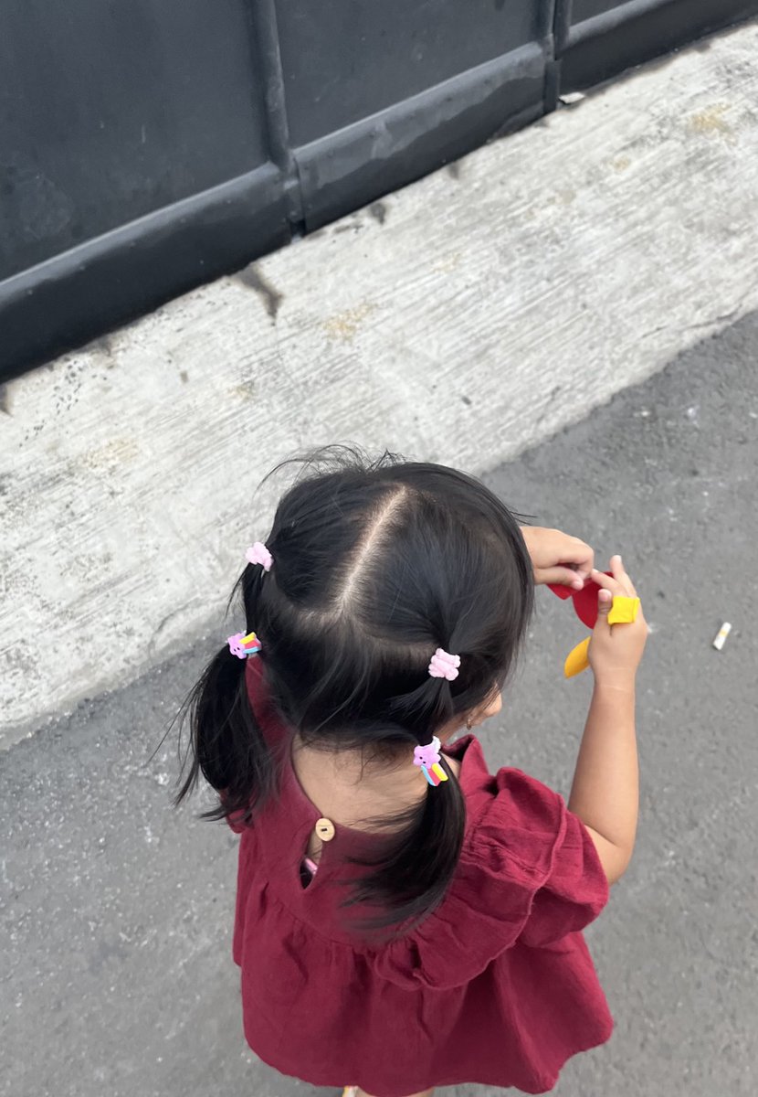 “adek ayo temenin ayi jalan sore” 😫