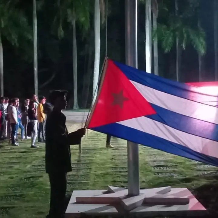 Aquí estamos!!!!!...Por la generación que todo lo brindaron ....y en nombre del decoro que construyó su historia... Seguimos en combate!!! ❤️🇨🇺
#TenemosMemoria 
#LaLuchaNoHaCesado
#DPSGranma
📷26/7/2025 Asalto simbólico al cuartel de Bayamo 
Museo Ñico López