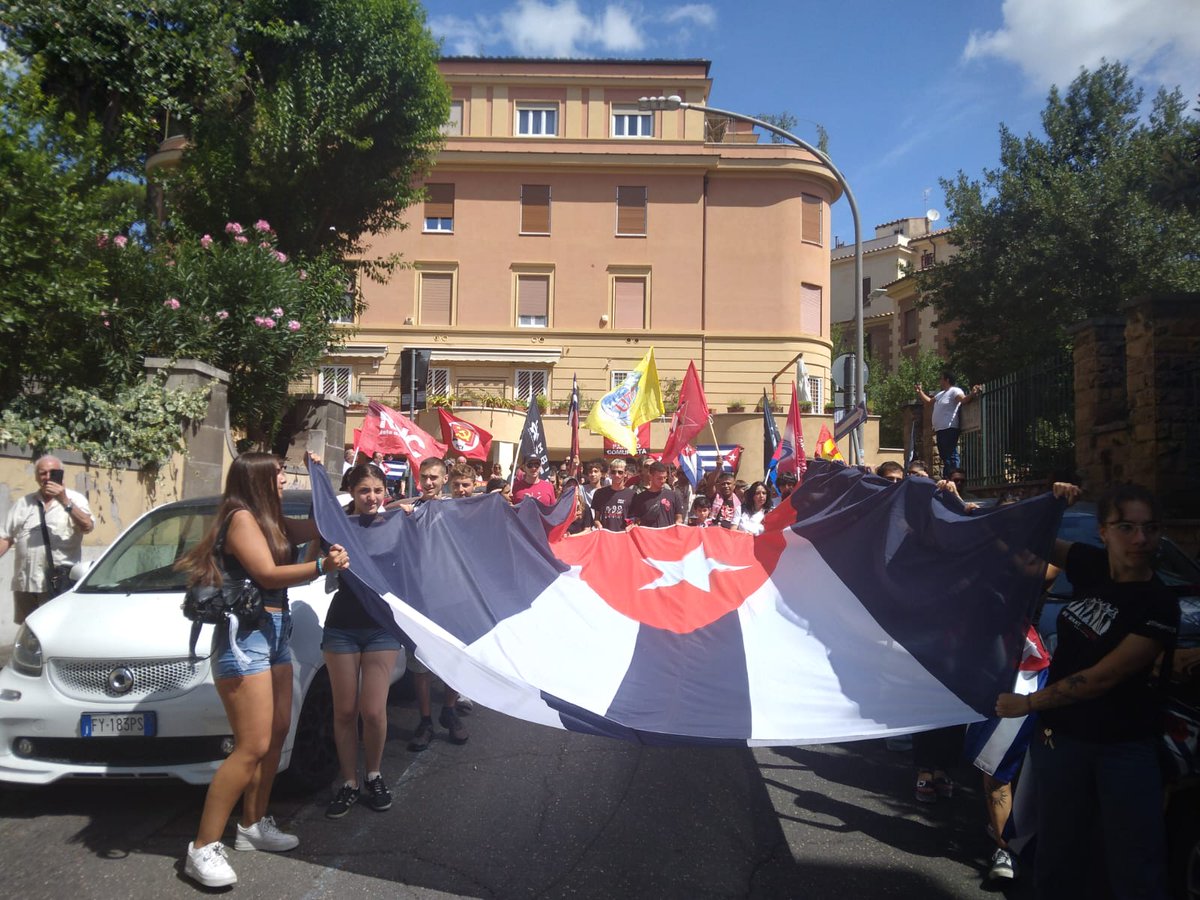 Davidem281's tweet image. Oggi a #Roma (#Italia) fuori l'Ambasciata cubana in #Italia celebrando il famoso assalto al #Moncada avvenuto il 26 luglio del 1953. Fu un attacco armato realizzato da un gruppo di rivoluzionari guidati da #FidelCastro contro il quartiere militare #ElMoncada di Santiago de #Cuba.