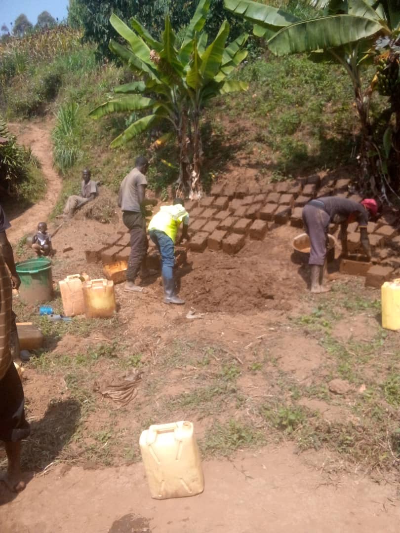 NYC Nyagatare District (@nyagatarenyc) on Twitter photo Uyu munsi #Urubyiruko rwo mu Mirenge ya #Kiyombe na #Rukomo kuri uyu munsi w'Umuganda wakorewe mu ingo, Urubyiruko bifatanije n'imiryango itishoboye mu bikorwa byo kubafasha kubaka aho kuba aho babumbiwe amatafari asaga 700 yo kuzubakirwa inzu zabo.
<a href="/RwandaYouthArts/">Ministry of Youth and Arts | Rwanda</a> Uyu munsi #Urubyiruko rwo mu Mirenge ya #Kiyombe na #Rukomo kuri uyu munsi w'Umuganda wakorewe mu ingo, Urubyiruko bifatanije n'imiryango itishoboye mu bikorwa byo kubafasha kubaka aho kuba aho babumbiwe amatafari asaga 700 yo kuzubakirwa inzu zabo.
<a href="/RwandaYouthArts/">Ministry of Youth and Arts | Rwanda</a>
