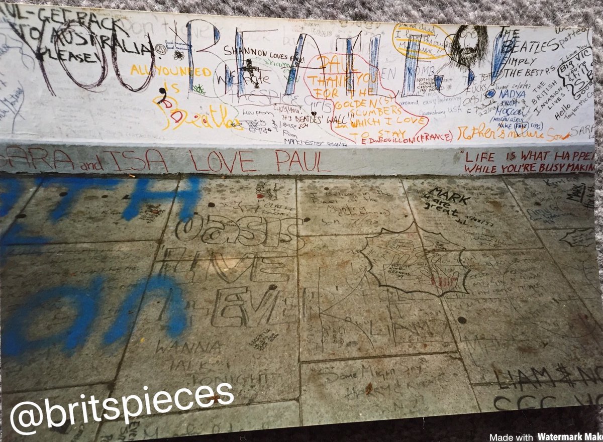 BritsPieces's tweet image. In 1997, at the height of Oasismania, I drove into London with some mates, in the hope of getting my Be Here Now box set signed by Liam or Noel. 

We didn’t find them of course, but we did stop at their houses, and Abbey Road. 

The whole area had an Oasis buzz. Amazing times.