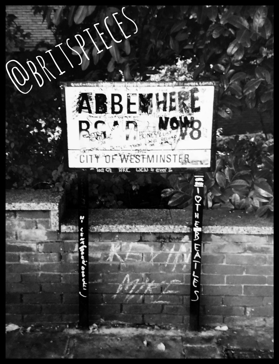 BritsPieces's tweet image. In 1997, at the height of Oasismania, I drove into London with some mates, in the hope of getting my Be Here Now box set signed by Liam or Noel. 

We didn’t find them of course, but we did stop at their houses, and Abbey Road. 

The whole area had an Oasis buzz. Amazing times.
