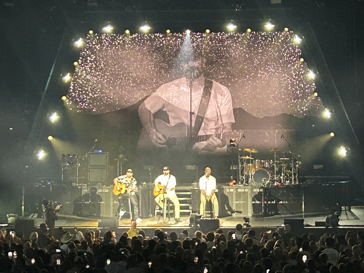 mrcameroncurry's tweet image. I enjoyed my family dinner last night at Chef Volas in Atlantic City. It was fun to see and meet @SamHuntMusic there too. From the restaurant we moved on to the Hard Rock Cafe to see him in concert. Great show and a great human being. We had a lot of fun and we have Sam to thank!…