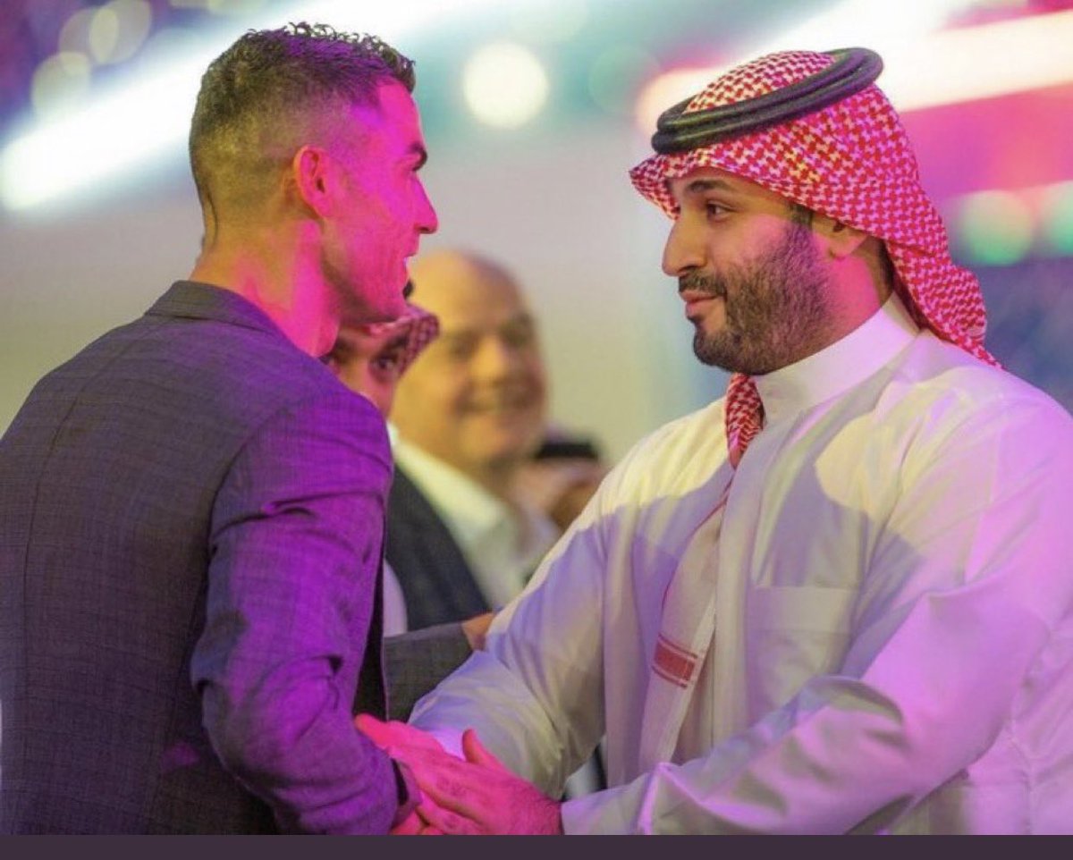 للفخامه عنوان 
افخم قائد عربي ومن افخم قادات العالم 
يعانق افخم اسطورة رياضيه ف العالم