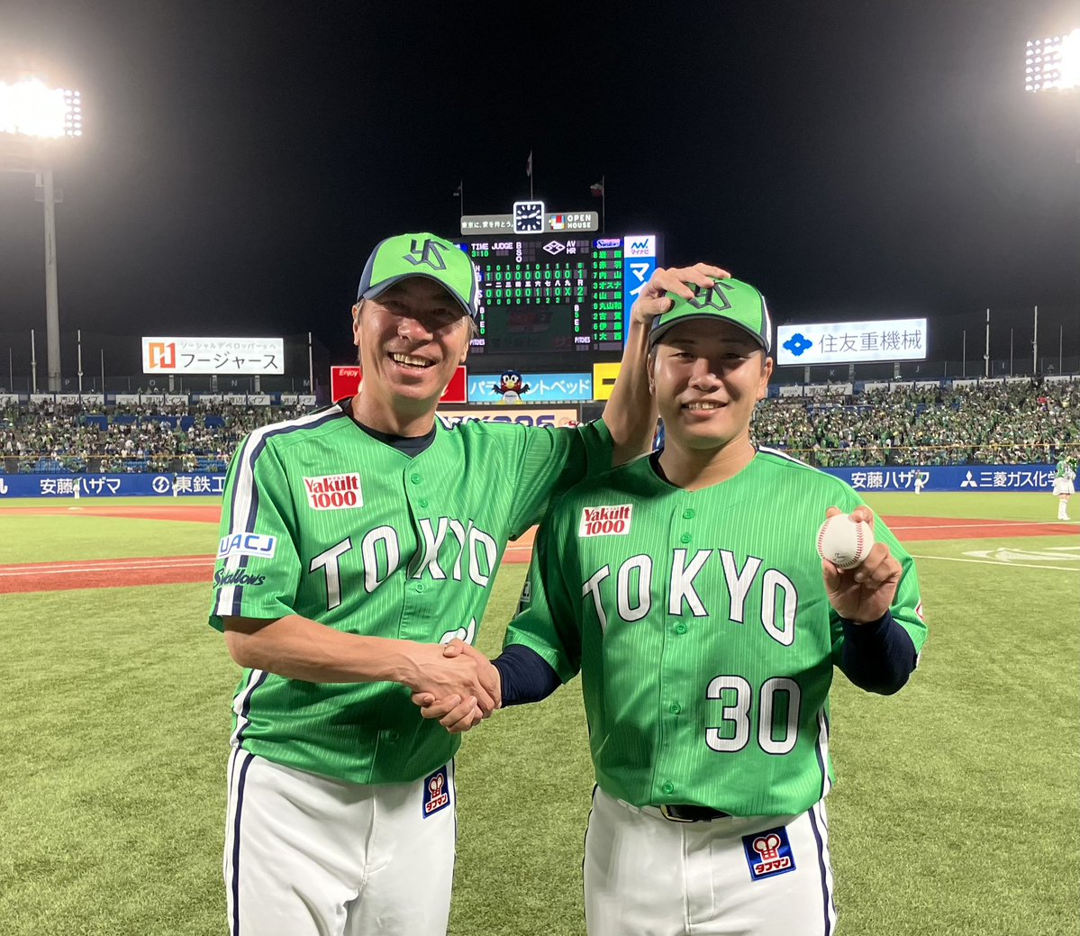 swallowspr's tweet image. 荘司投手
プロ初勝利おめでとう‼️
試合後髙津監督とツーショット‼️
ナイスピッチング‼️
#髙津臣吾
#荘司宏太
#swallows
#捲土重来