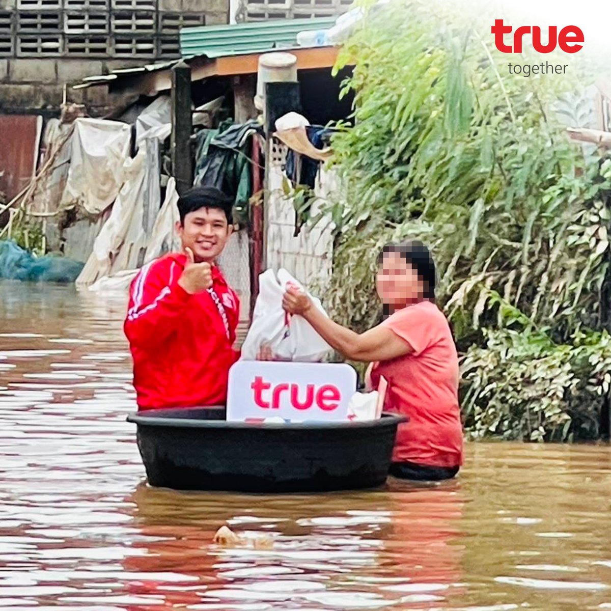 dtac's tweet image. ทรู เร่งช่วยเหลือผู้ประสบภัยน้ำท่วม จ.แพร่
ทีมงานทรูลงพื้นที่ มอบถุงยังชีพ ข้าวสาร อาหารแห้ง ยากันยุง น้ำดื่ม นมสำหรับเด็ก แก่ชาวบ้าน ผู้สูงอายุและลูกค้าที่ได้รับผลกระทบ
และร่วมกับ อบจ.แพร่ สนับสนุนข้าวสาร อาหารแห้ง น้ำดื่ม เพื่อใช้ประกอบอาหารช่วยเหลือในพื้นที่ต่อไป
.
อ่านต่อ…
