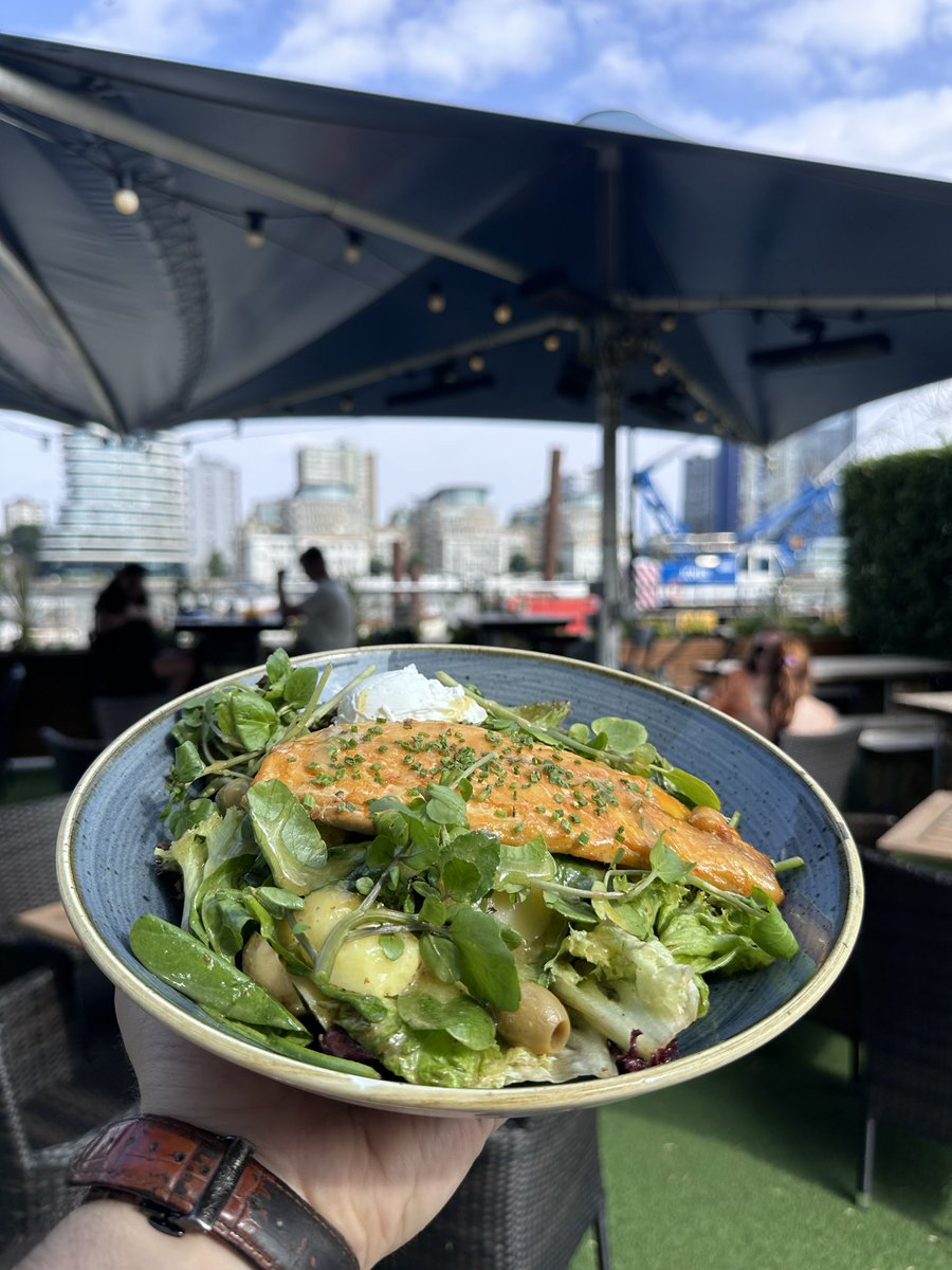 Have you tried our smoked mackerel Niçoise salad 🥗 yet? Is delicious, refreshing and low on calories 👌