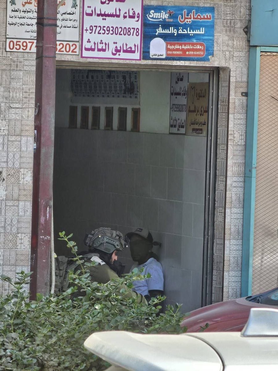 qudsn's tweet image. قوات الاحتلال تعتقل شابًا، بعد الاعتداء عليه بالضرب، في وسط مدينة قلقيلية.