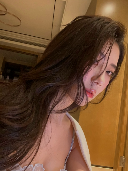 没有一张照片是自己想拍的 还好我懒得连妆都没卸。趴在床上追剧。总而一句话。我很费解啊......