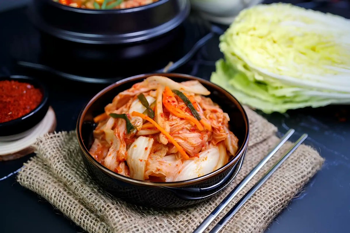 revistakoreain's tweet image. Aprenda a fazer kimchi, o tradicional acompanhamento coreano. 🥬
Além de diversas versões, o acompanhamento sul-coreano traz grandes benefícios para a saúde devido à sua riqueza de probióticos e fibras, que pode melhorar o sistema digestivo, curar ressacas e prevenir o…